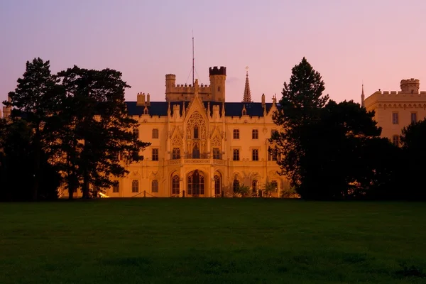 Lednice Chateau con giardino durante il tramonto. (Ora d'oro). La foto è stata scattata durante l'ora d'oro . — Foto Stock