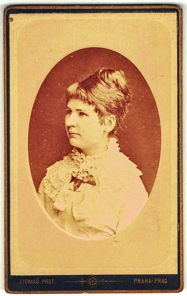 Vintage foto toont portret mooi jong meisje. Edwardiaanse kapsel en mode. Foto is genomen in Oostenrijk-Hongarije Rijk of ook Oostenrijks-Hongaarse Monarchie. — Stockfoto