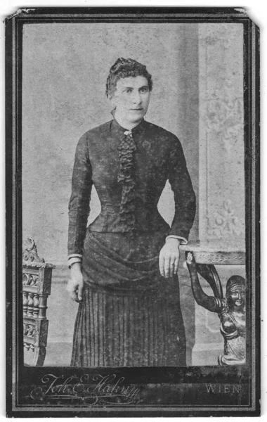 Stare zdjęcie pokazuje portret dojrzałej kobiety. Linia księżniczki mody. Sukienka bez poziomego szwu w pasie. Zdjęcie zostało zrobione w Cesarstwie Austro-Węgierskim lub Monarchii Austro-Węgierskiej. — Zdjęcie stockowe