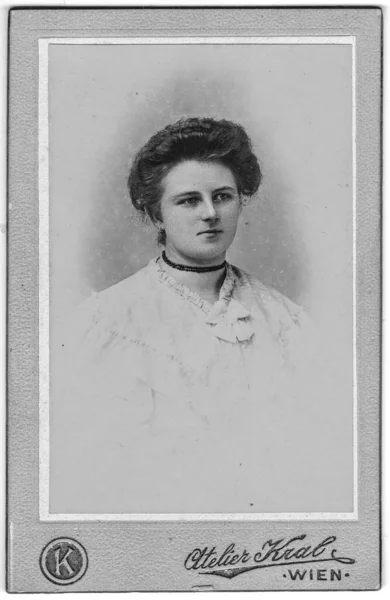 Ročník fotografie ukazuje portrét dospělé ženy. Edwardský účes a móda. Fotografie byla pořízena v rakousko-uherské říši nebo také rakousko-uherské monarchii. — Stock fotografie