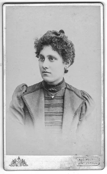 На винтажном фото изображена взрослая женщина. Эдвардская прическа и мода. Фотография сделана в Австро-Венгерской империи или Австро-Венгерской монархии. — стоковое фото