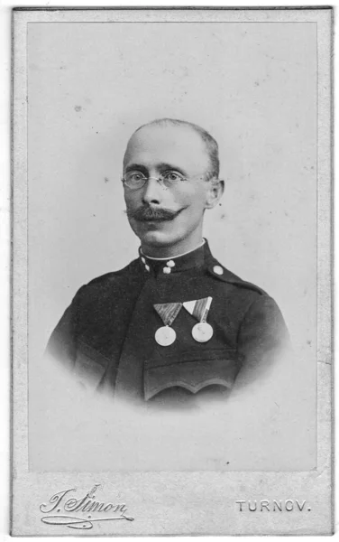 Ročník fotografie ukazuje portrét dospělého muže. Voják s vyšší hodností. Fotografie byla pořízena v rakousko-uherské říši nebo také rakousko-uherské monarchii. — Stock fotografie