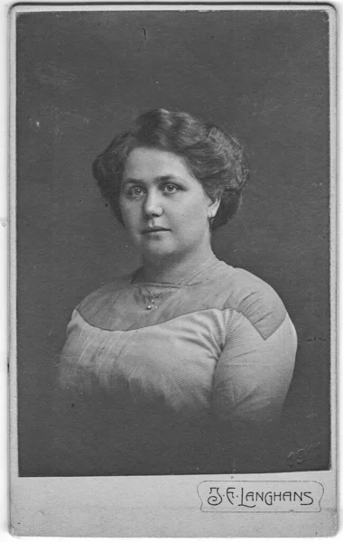 Vintage cabinet card mostra ritratto di donna matura. Acconciatura edoardiana e moda. La foto è stata scattata in uno studio fotografico. Foto scattata nell'Impero austro-ungarico o anche austro-ungarico — Foto Stock