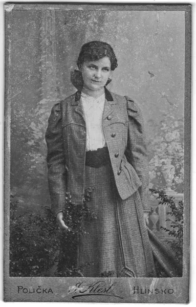 O cartão do armário vintage mostra o retrato da jovem. A foto foi tirada em um estúdio de fotografia. — Fotografia de Stock