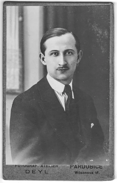 Ročník kartotéky ukazuje portrét mladého muže. Fotografie byla pořízena ve fotostudiu. — Stock fotografie