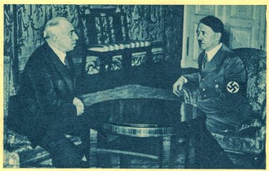 BERLİN, ALMANY - 14 Mart 1939 Adolf Hitler Emil Hacha ile görüşüyor. 15 Mart 1939 'da Hacha, Çek halkının ve ülkesinin kaderini Alman İmparatorluğu' nun liderinin ellerine teslim ettiği bir belge imzaladı..