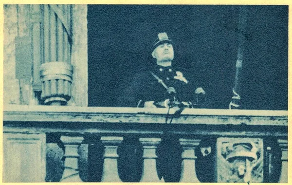 ROMA, ITALY - 10 Haziran 1940: Mussolini İtalya 'nın 10 Haziran 1940 tarihinde Venezuela Sarayı' nın balkonundan savaşa girdiğini duyurdu. İtalyan Dük Benito Mussolini - İtalya Kralı 'nın da desteğiyle - 10 Haziran 1940 günü saat 18: 00' de halkın karşısına çıkar.