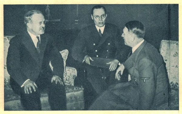 Molotov e Hitler conversam, interpreta o conselheiro Gustav Hilger. O ministro soviético dos Negócios Estrangeiros, Vyacheslav Molotov, chega em 12 de novembro de 1940 à estação ferroviária de Berlim ao meio-dia. Alemanha Estrangeira — Fotografia de Stock