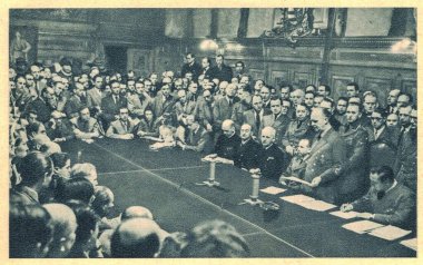 Ribbentrop basın toplantısı notunu okuyor. Barbarossa Alman Operasyonu: Unternehmen Barbarossa, 22 Haziran 1941 Pazar günü başlayan Sovyetler Birliği 'nin Mihver İşgali' nin kod adıydı.
