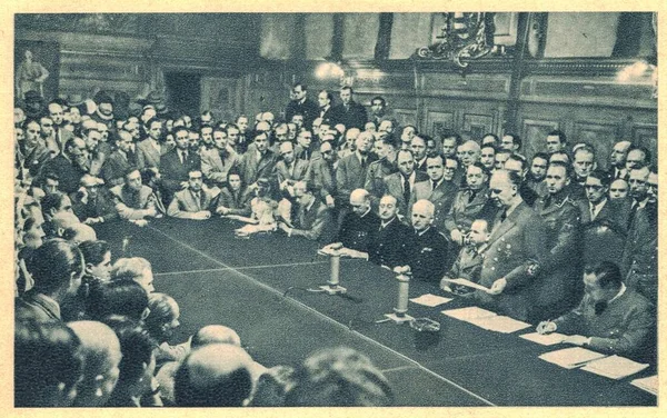 Ribbentrop läser lappen till presskonferensen. Operation Barbarossa Tyska: Unternehmen Barbarossa var kodnamnet för Axis invasion av Sovjetunionen, som började söndagen den 22 juni 1941 — Stockfoto