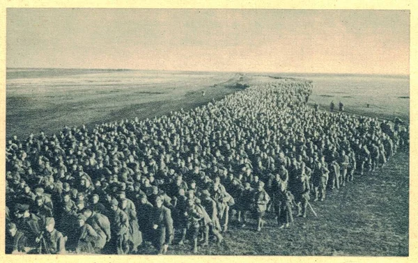 何千人もの兵士がロシアの西に行進した。セミョン・ブドニー、セミョン・ティモシェンコ、ヴォロシーロフは騎兵軍の指導者であり、スターリンの支持者であった。. — ストック写真