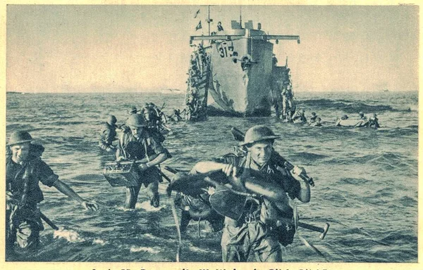 Pasukan Inggris memulai invasi mereka ke Eropa yang dikuasai Blok Poros dengan pendaratan di pulau Sisilia, di lepas daratan Italia. — Stok Foto