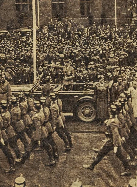 ドイツ Circa 1938年 アドルフ ヒトラーがパレードの先頭で車から群衆に手を振っていた 所在不明 アンティーク写真の複製 — ストック写真