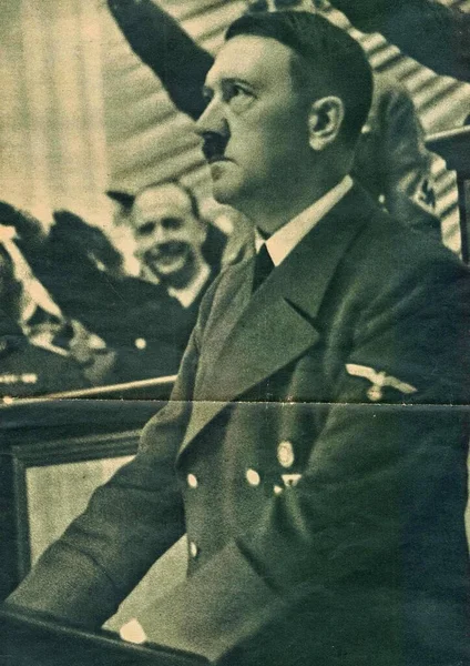 BERLİN, Almanya - 6 Ekim 1939: Adolf Hitler Reichstag 'ın özel bir oturumuna hitap etti. Polonya 'ya karşı kazanılan zaferden uzun uzun bahsettikten sonra uluslararası bir güvenlik konferansı teklif etti.