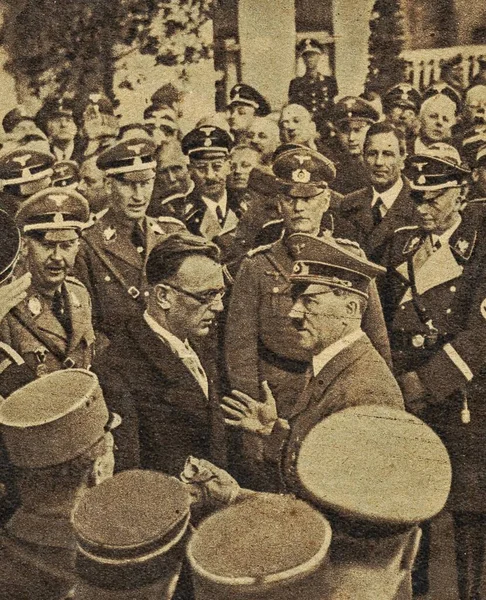 アドルフ・ヒトラーとアーサー・セイス・インクォート。セイス＝インカートはオーストリアをドイツの州とする立法法を起草し、 3月13日に法律に署名した。ヒットラーの承認を得て — ストック写真