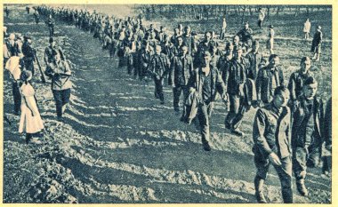 SOVIET BİRLİĞİ - 1944: Alman savaş esirleri Rusya 'nın içinde bir yere gidiyorlar.
