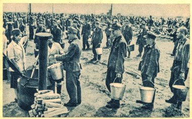 Doğu Avrupa - 1944: Esir kampındaki Alman askerleri. Fotoğrafta Alman askerleri yemek ve çorba için kuyruğa giriyorlar..