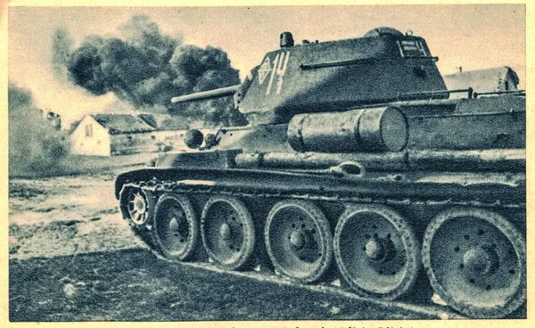 1943年欧洲 Circa 34坦克是苏联于1940年推出的中型坦克 在第二次世界大战期间以对抗巴巴罗萨行动而闻名 34摧毁了欧洲未知的村庄 — 图库照片