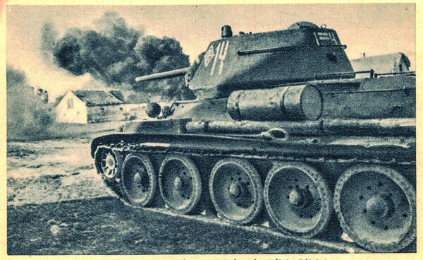 EUROPE - CIRCA 1943: T-34 - советский средний танк, появившийся в 1940 году, знаменитый во время Второй мировой войны против операции "Барбаросса". Т-34 уничтожает неизвестную деревню в Европе.