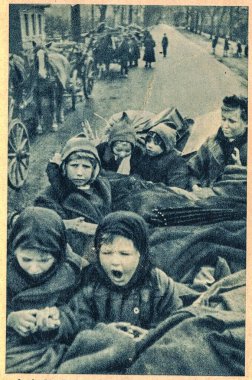 NORTH EUROPE, EAST PRUSSIA - 1945: Alman kadınları ve çocukları doğu eyaletinden batı bölgesine doğru kaçıyorlar. Doğu Prusya.