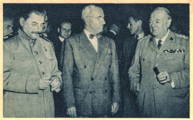 POTSDAM, GERMANY - HAZİRAN-AĞUSTOS 1945: Potsdam Konferansı, 17-2 Ağustos 1945 tarihleri arasında Almanya 'nın Potsdam kentinde gerçekleşti. (Bazı eski belgelerde, Amerika Birleşik Devletleri 'nin SSCB' nin üç hükümet başkanının Berlin Konferansı olarak da anılır.