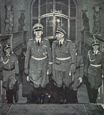 BOHEMIA VE Fas Protokolü - 1941: Reinhard Heydrich (solda) Karl Hermann Frank ile 1941 Prag Kalesi 'nde