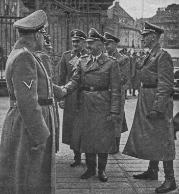 BOHEMIA VE Fas Protokolü - Ekim 1941 Reichsfuhrer Heinrich Himmler Prag Kalesi 'nde diğer Nazileri selamlıyor. Sağdaki Reinhard Heydrich..