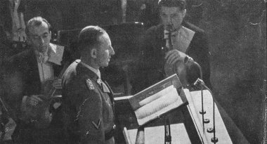 BOHEMIA VE FAVİYA PROTEKTORATESİ - 1941 Baharı: Reinhard Heydrich, Bohemya ve Moravya Koruyucu Vekili, izleyicilere hitap ediyor.