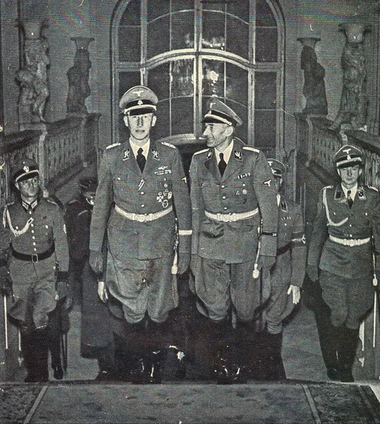 プラハ ボヘミアとモラビアの保護者 1941年 ラインハルト ハイドリヒ とカール ヘルマン フランクは1941年にプラハ城で — ストック写真