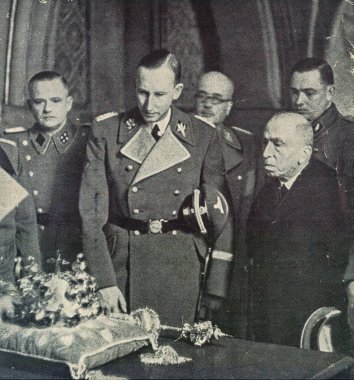 BOHEMIA VE FAVİYA PROTECTORATESİ - 19 Kasım 1941: Reinhard Heydrich, Reinhard Heydrich, Bohemya ve Moravya 'nın Koruyucu Vekili, sol, ve Prag Prag' daki Prag Şatosu Devlet Başkanı Emil Hacha, Bohemya ve M Protektorası