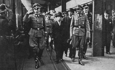 PRAG, BOHEMIA VE Fas 'ın PROTECTORate - 20 Nisan 1942: Reich Koruyucu Vekili Obergruppenf General Reinhard Heydrich, Başkan Emil Hacha ve daha sonra Genel Sekreter Karl Hermann Frank. Adolf Hitler 'in 53. yaş gününde, 