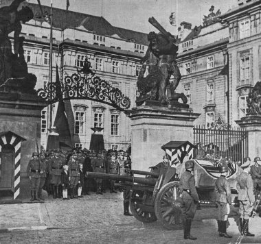 7 Haziran 1942 'de Prag' da, Heydrich 'in tabutu silah arabasının üzerinde düzenlenmiştir. 7 Haziran 1942' de Prag 'da yapılan özenle hazırlanmış bir cenaze töreni. Yas tutanlar Prag Kalesi 'nden yola çıktı..