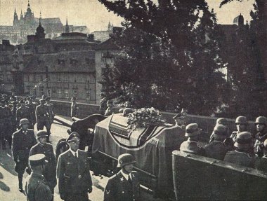 7 Haziran 1942 'de Prag' da, Heydrich 'in tabutu silah arabasının üzerinde düzenlenmiştir. 7 Haziran 1942' de Prag 'da yapılan özenle hazırlanmış bir cenaze töreni. Yas tutanlar Prag 'daki Charles Köprüsü' nden geçiyor..