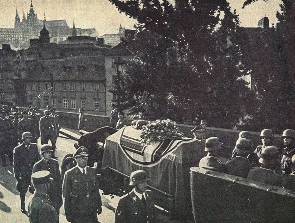 プラハ ボヘミアとモラビアの保護者 1942年6月7日 1942年6月7日にプラハで行われた精巧な葬儀 悲しみの列車はプラハのカレル橋を渡ります — ストック写真