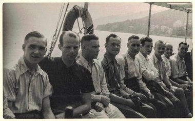 Vintage fotoğraf, gemi gezisi sırasında bir grup erkeğin poz verdiğini gösteriyor. Antika siyah beyaz portre. Yaklaşık 1920 'lerde.