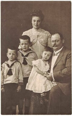 ALMANY - 1908: vintage fotoğraf aile gösterir. İki erkek denizci kostümü giyer ve güzel kız çocuk elbisesi giyer. Edwardian modası.