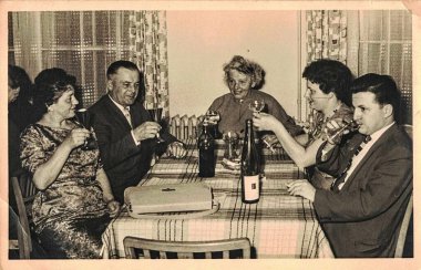 ALMANY - CIRCA 1960 'lar: Retro fotoğraf sosyal etkinliği gösteriyor - Yeni Yıl Arifesi' ni kutluyor. Çember 50 'ler.