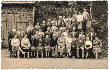 Retro fotoğraf bir grup insanı gösteriyor. Akrabaları. Altmışlı yılların sonundan kalma köy fotoğrafı.
