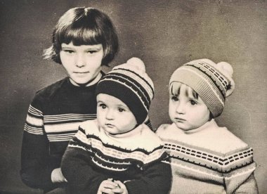 Retro fotoğrafta küçük kardeş çocuklar var. Geçen yüzyılın stüdyo portresi..