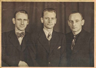 BAD BRAMSTEDT, ALMANY - 27 Ekim 1946: Vinage fotoğrafı üç genç adamı gösteriyor. Stüdyo siyah beyaz portre.