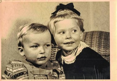 ALMANY - CIRCA 1930 'lar: Vintage fotoğraf iki küçük çocuğu gösteriyor - kardeşler - kız kardeşler. 2-4 yaşlarındaydı..