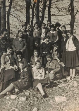 GERMANY 1927: Vintage fotoğraf gösterileri kız grubu açık havada poz verir. Siyah beyaz fotoğraf. Çember 1930 'lar.