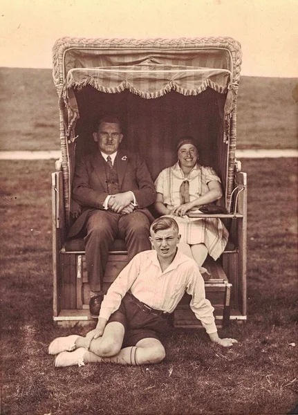 빈티지 사진은 발트 해의 전형적 인 독일 해변 바구니를 보여준다. 가족 이 해변 바구니에 앉는다. — 스톡 사진
