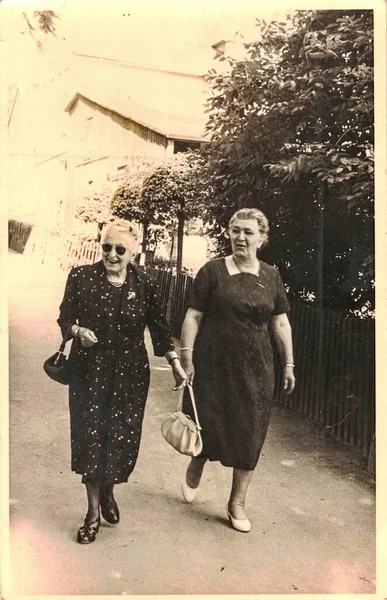 Two elderly women in health resort Braunlage in Lower Saxony in Germany — Stock Photo, Image