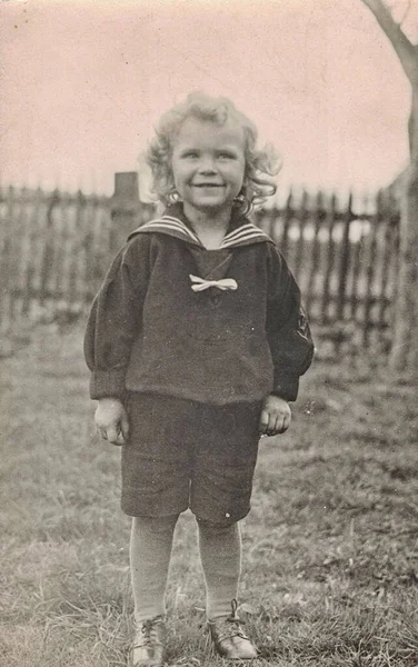Германия Около 1920 Винтажное Фото Показывает Симпатичного Маленького Мальчика Носит — стоковое фото