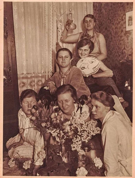 A foto retrô mostra um grupo de meninas felizes celebrar um evento social aniversário, formatura, festa das senhoras.... — Fotografia de Stock
