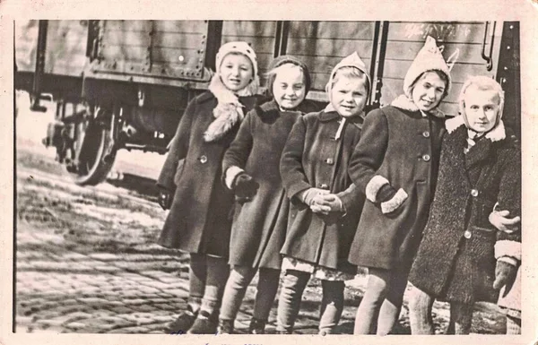 Circa 1960 사진은 소녀들의 무리가 모습을 보여준다 겨울에는 피어린 아이들 — 스톡 사진