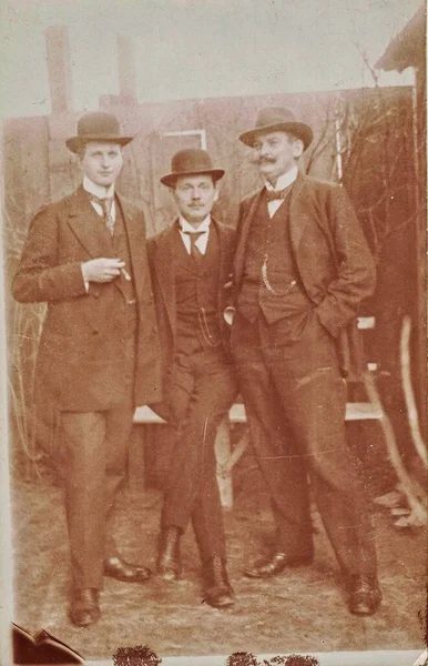 Германия Около 1905 Года Винтажная Карточка Кабинета Показывает Денди Мужчины — стоковое фото