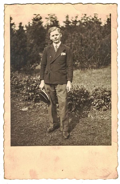 La foto de la vendimia muestra a un joven posando en exteriores. Los años treinta del siglo pasado. — Foto de Stock