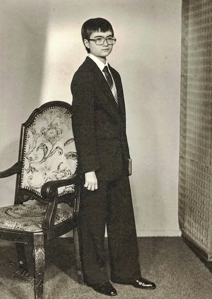 Das Retro-Foto zeigt einen kleinen Jungen, etwa 15 Jahre alt. Studiofoto. Schwarz-Weiß-Foto. — Stockfoto